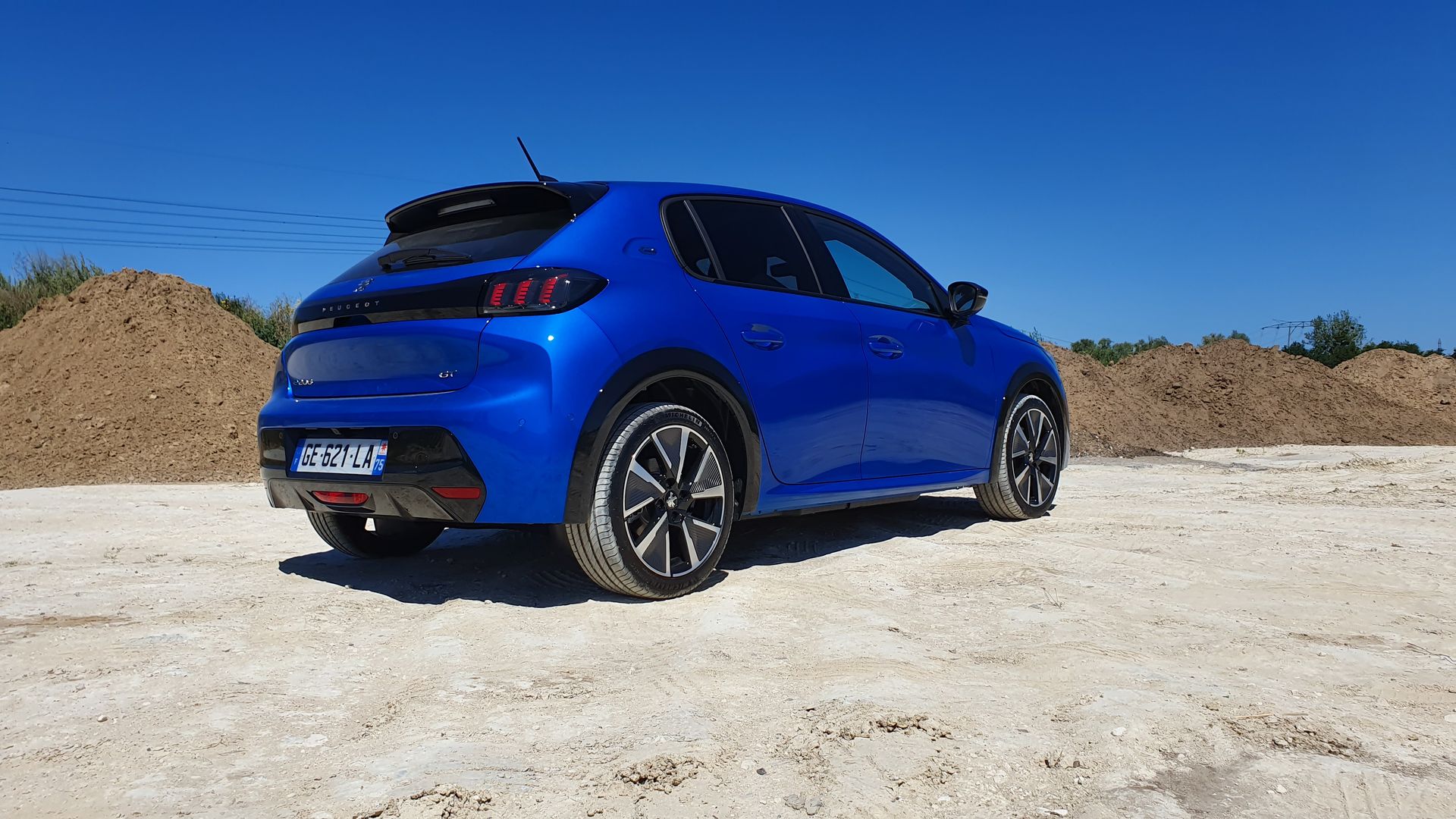 Peugeot e-208 électrique arrière