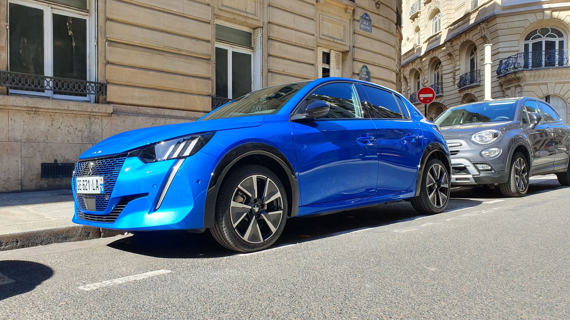 Peugeot e-208 électrique avant ville