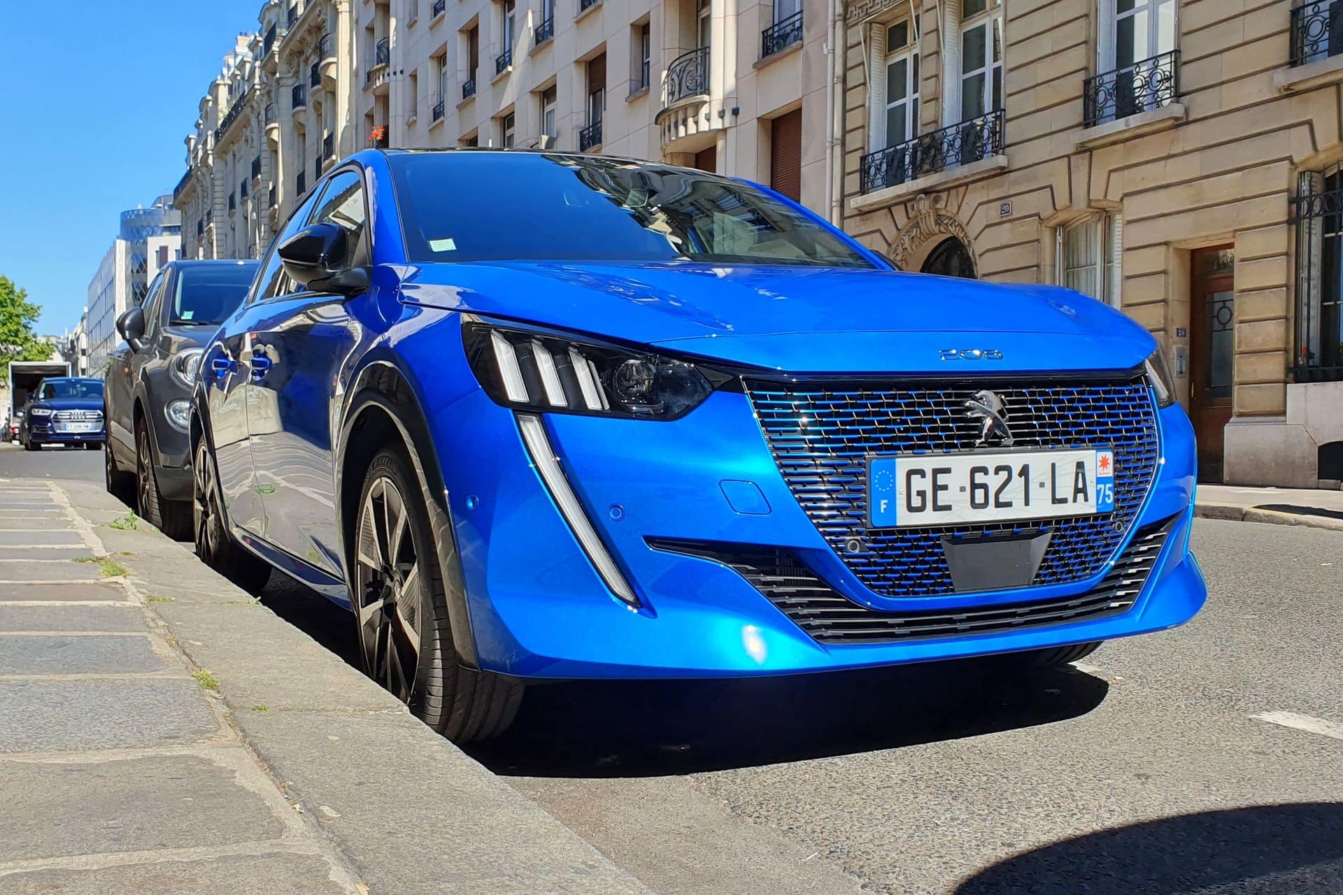 Peugeot e-208 électrique avant