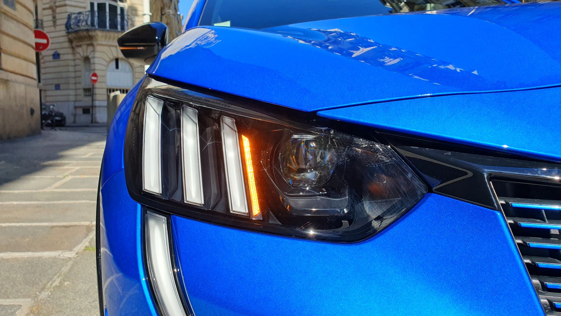 Peugeot e-208 électrique phares