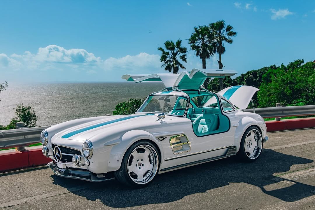 S-Klub LA Tesla 300 SL